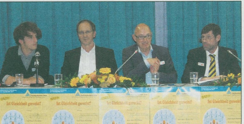 Beim Diskutieren: (v. 1.) Student Martin Pietrowski, Prof. Dr. Michael Opielka, Hermann Binkert (CDU) und Dr. Harald Mertes (FDP). 